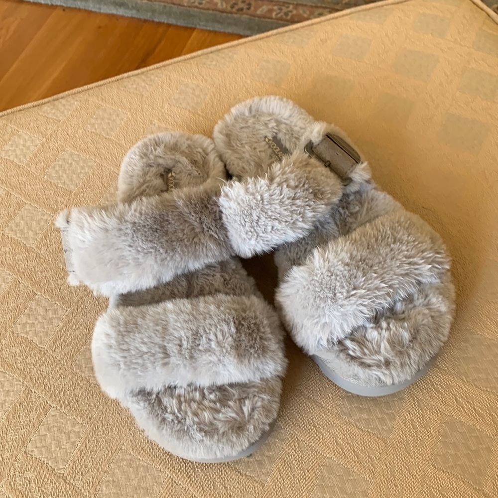 Koolaburra by Ugg slippers. Women’s size 6. Vguc, barely worn.